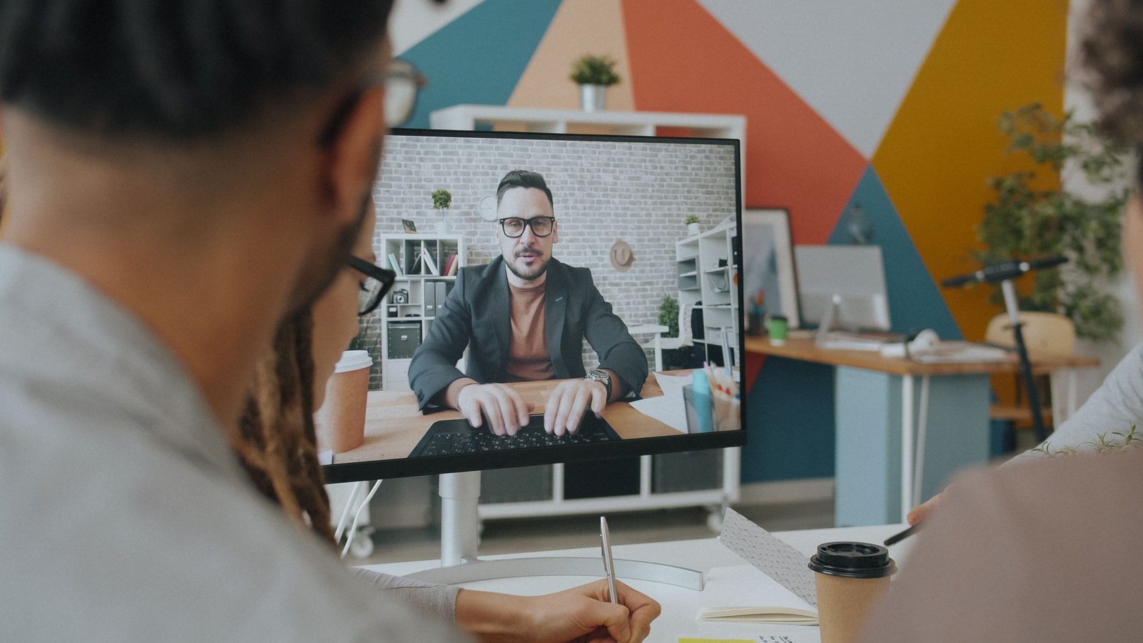 5 mitos sobre AIV Office para empresas en múltiples zonas horarias