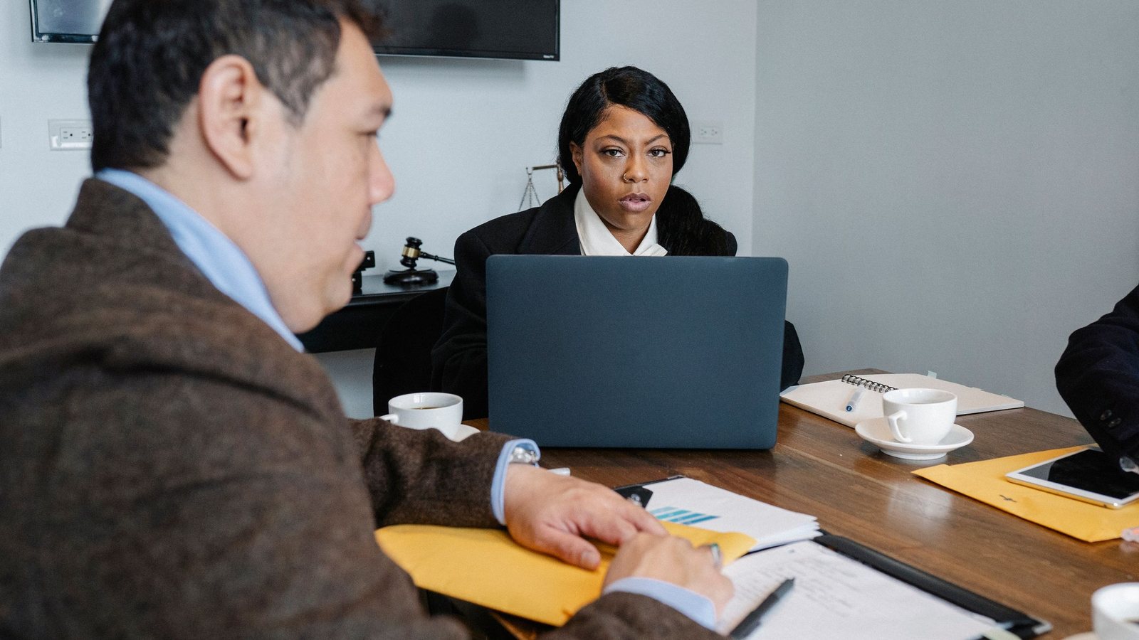 ¿Deben los bancos usar el asistente de IA AIV Office?