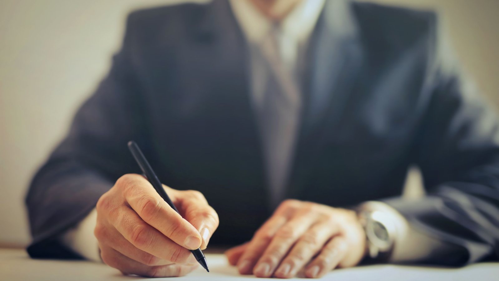 Asistente AI Hanna: ¿Cierre de contratos PDF rápido o lento?